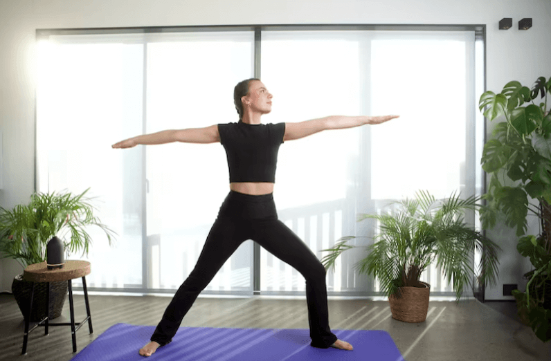 Jeugdzorg en frustraties: vrouw yogamat planten raam