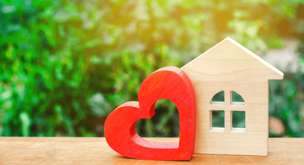 houten huis met hart