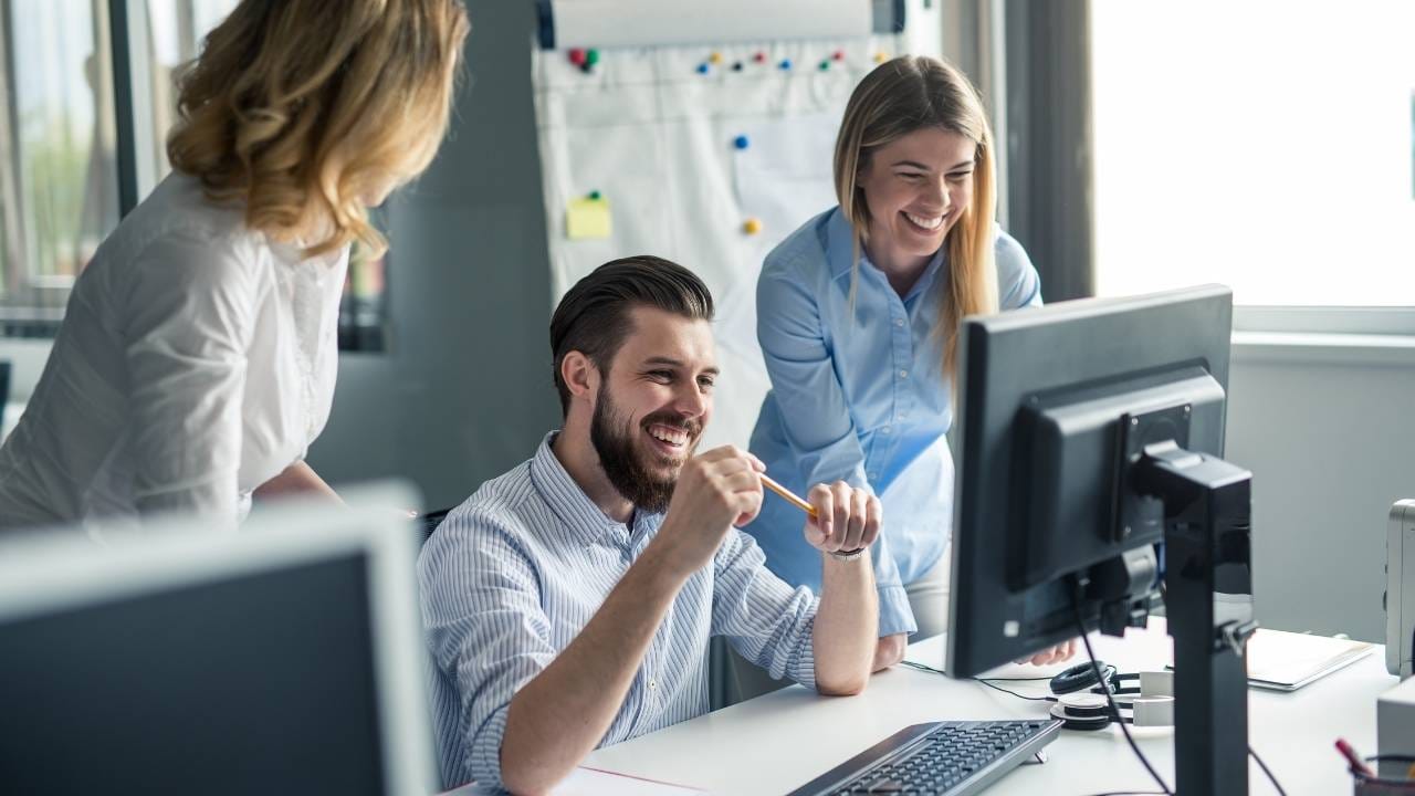 lachende mensen computerscherm toetsenbord