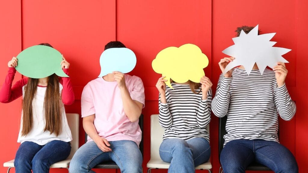 4 kinderen met spreekwolkjes