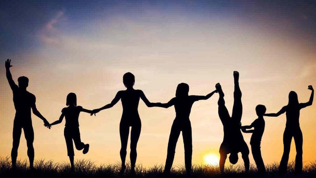 silhouetten jongeren ondergaande zon