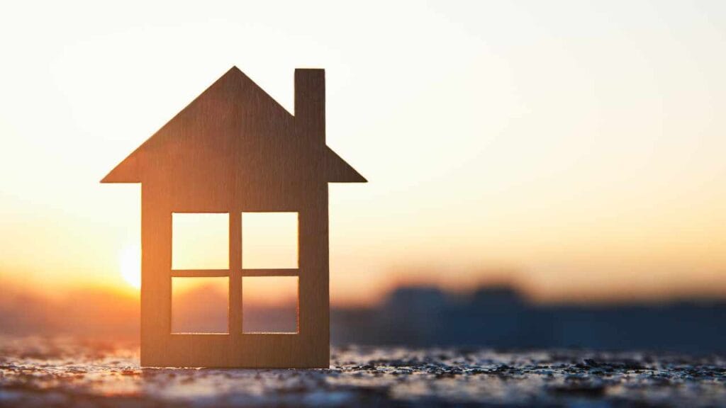 houten huisje ondergaande zon
