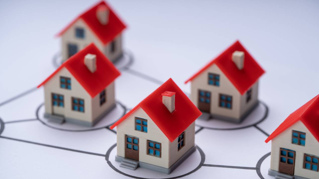 mini huisjes die omcirkeld op papier staan