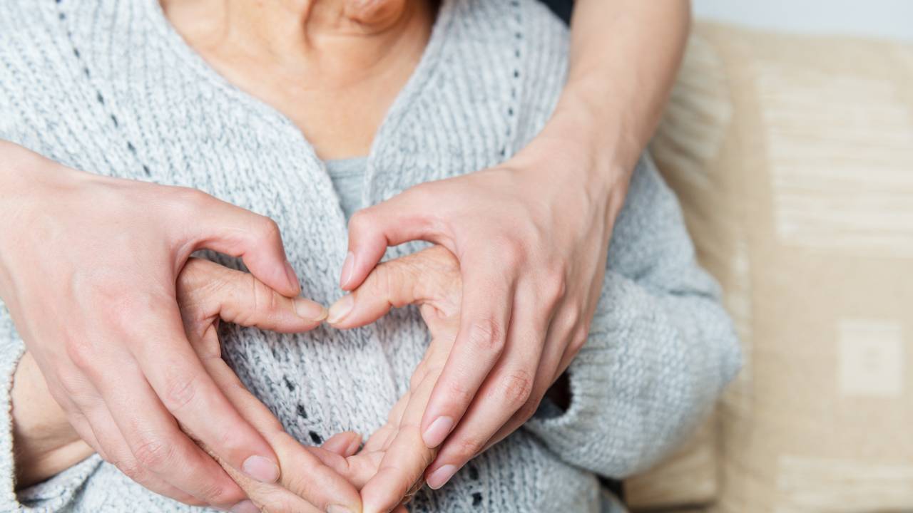 2 paar handen die een hart maken doelgroep dagbesteding