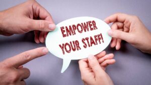 empower your staff tekstbalon met handen