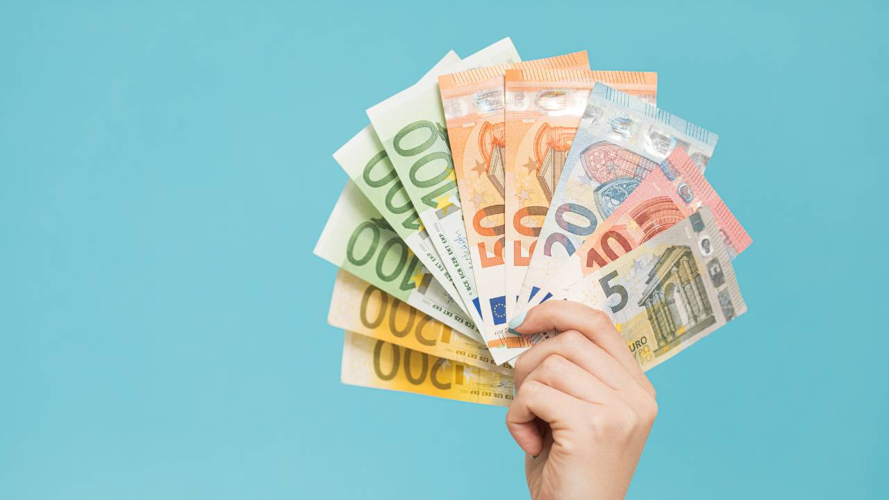 hand met eurobiljetten van elke waarde