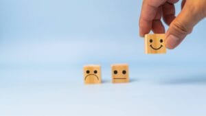 hand met vierkante smileys ondersteunende diensten open jeugdzorg groep
