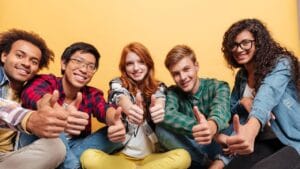 tieners met duimpjes omhoog