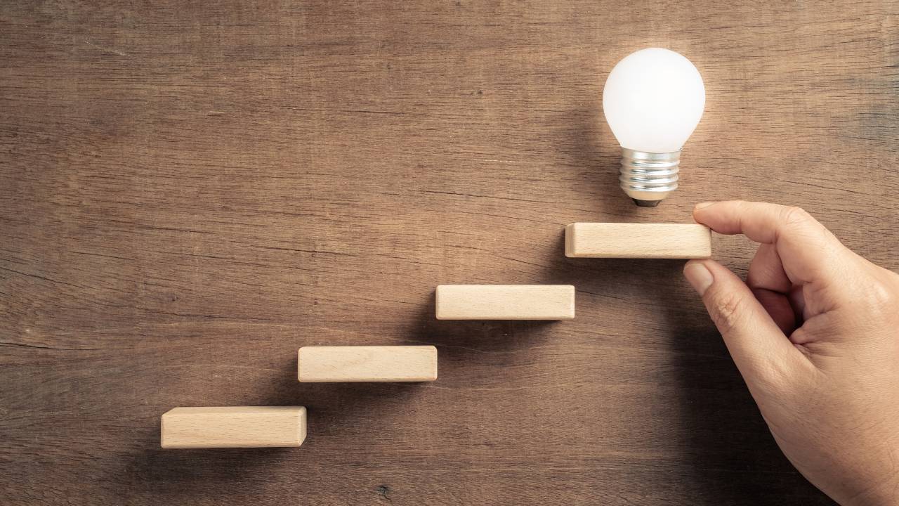 houten stenen trapsgewijs met klein lampje stappenplan dagbesteding starten
