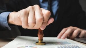 man met stempel vergunning dagbesteding