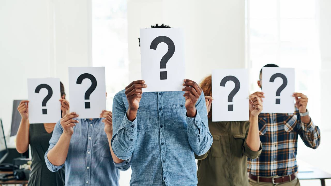 5 personen met een vraagteken voor hun gezicht